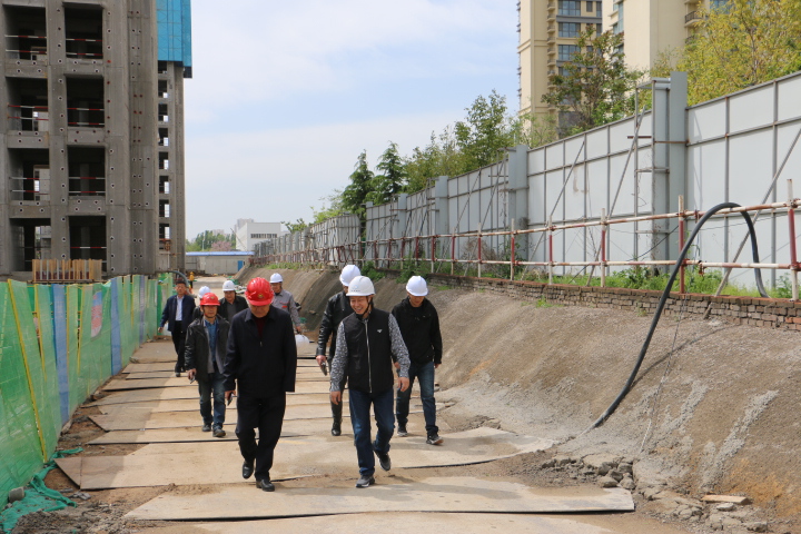 山東興華集團領(lǐng)導(dǎo)對我司墻體項目考察指導(dǎo)